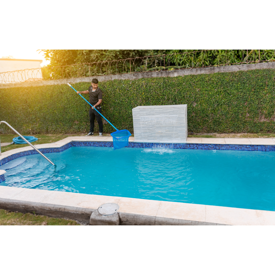 ภาพคนทำความสะอาดสระ